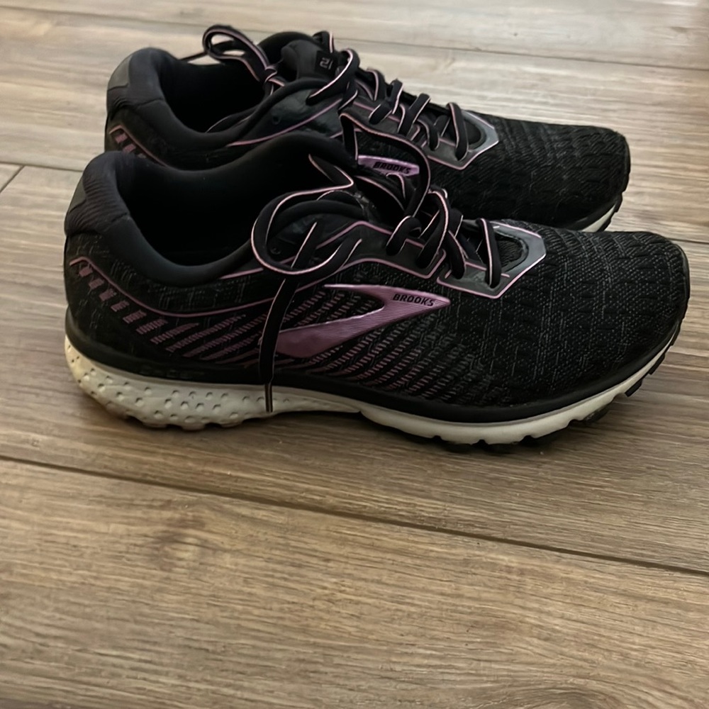 Womens Brooks Tennis shoes